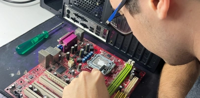 Curso de Montagem e Manutenção de Computadores e PC Gamer Curso de Montagem e Manutenção de Computadores e PC Gamer